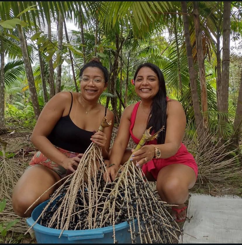 Minha irmã (Cissa) e eu, de mãos roxas e cheias de memória, debulhando açaí.